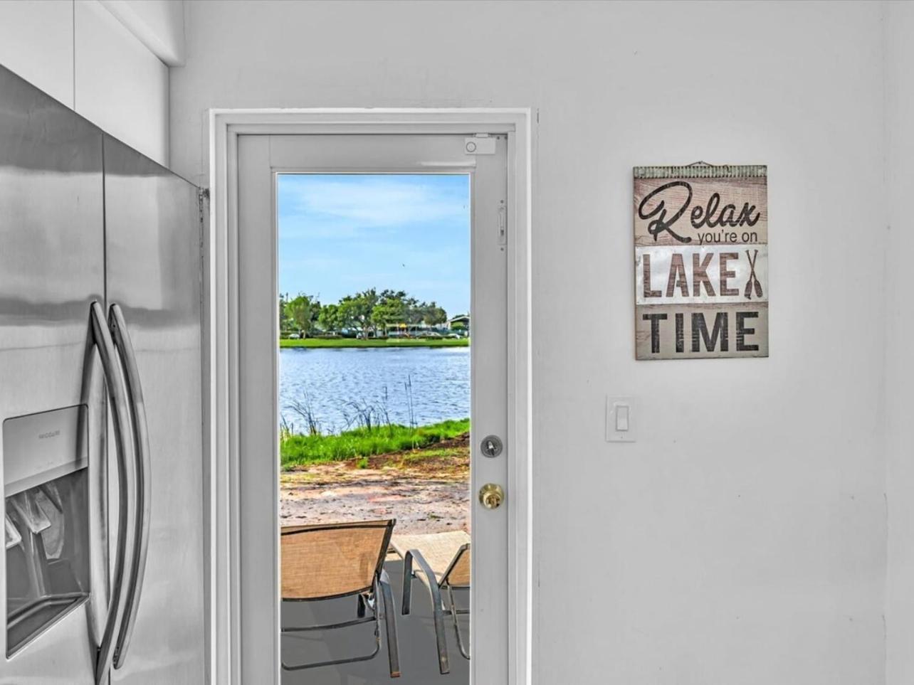 2Br Lakeside Getaway - Peaceful Waterfront Stay Davie Ngoại thất bức ảnh